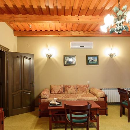 Letuchiy Gollandets Hotel Oezjhorod Buitenkant foto