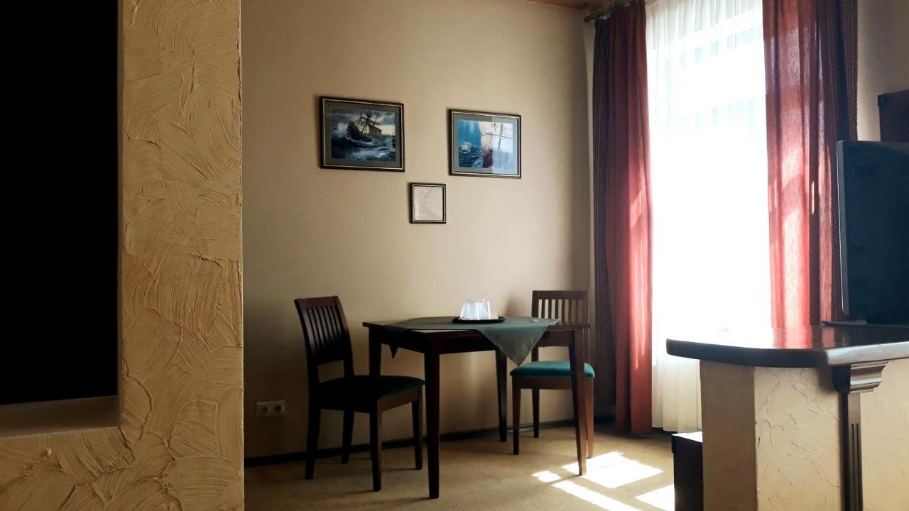 Letuchiy Gollandets Hotel Oezjhorod Kamer foto