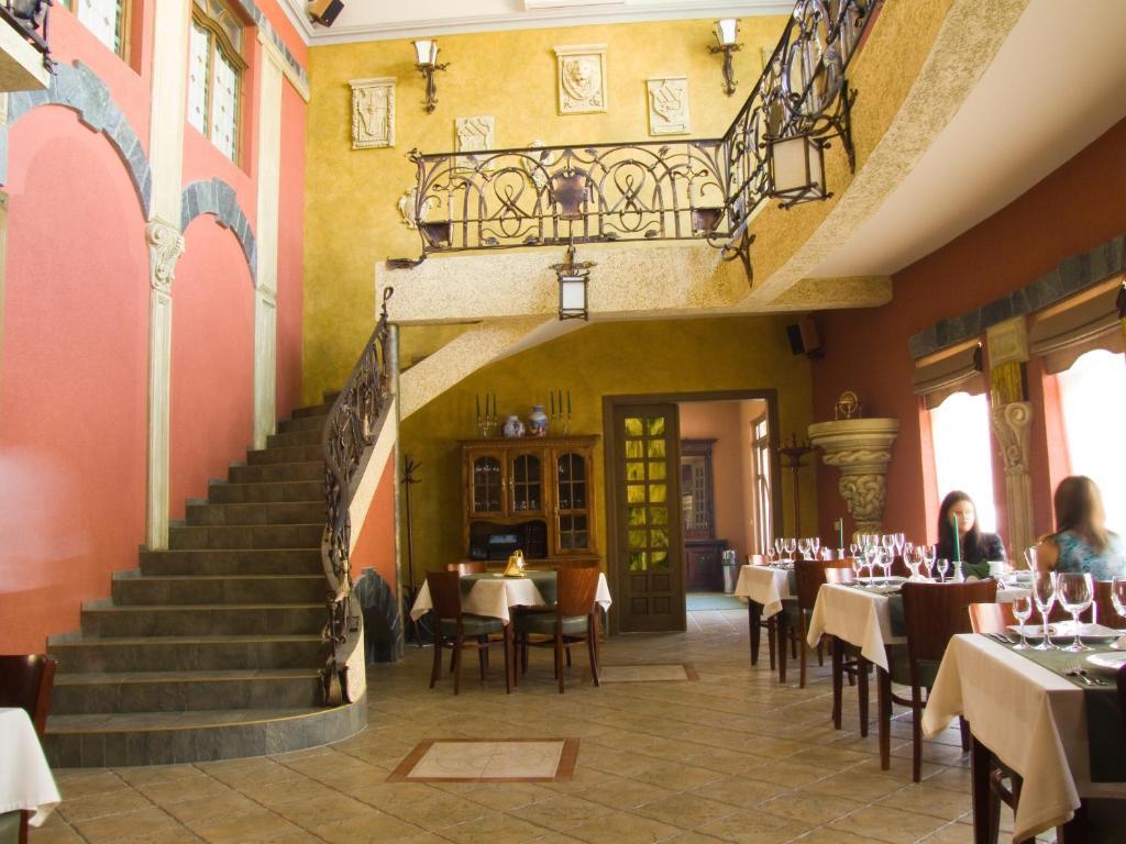 Letuchiy Gollandets Hotel Oezjhorod Buitenkant foto