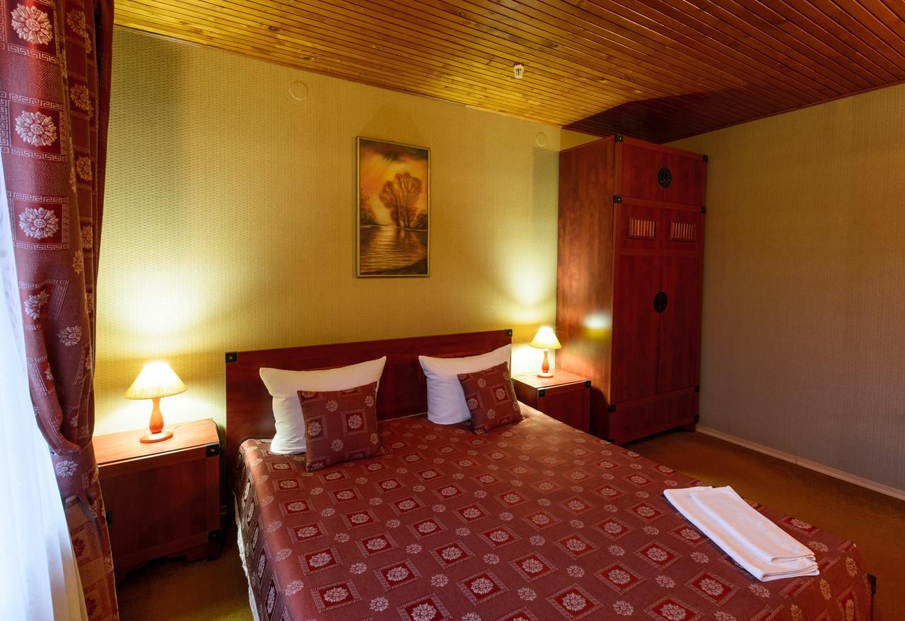 Letuchiy Gollandets Hotel Oezjhorod Buitenkant foto