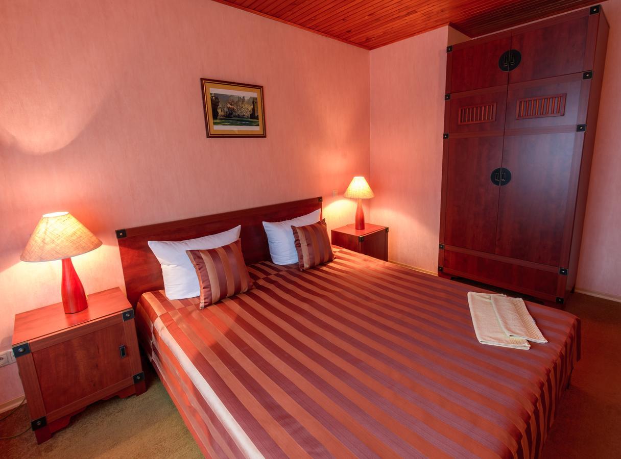 Letuchiy Gollandets Hotel Oezjhorod Buitenkant foto