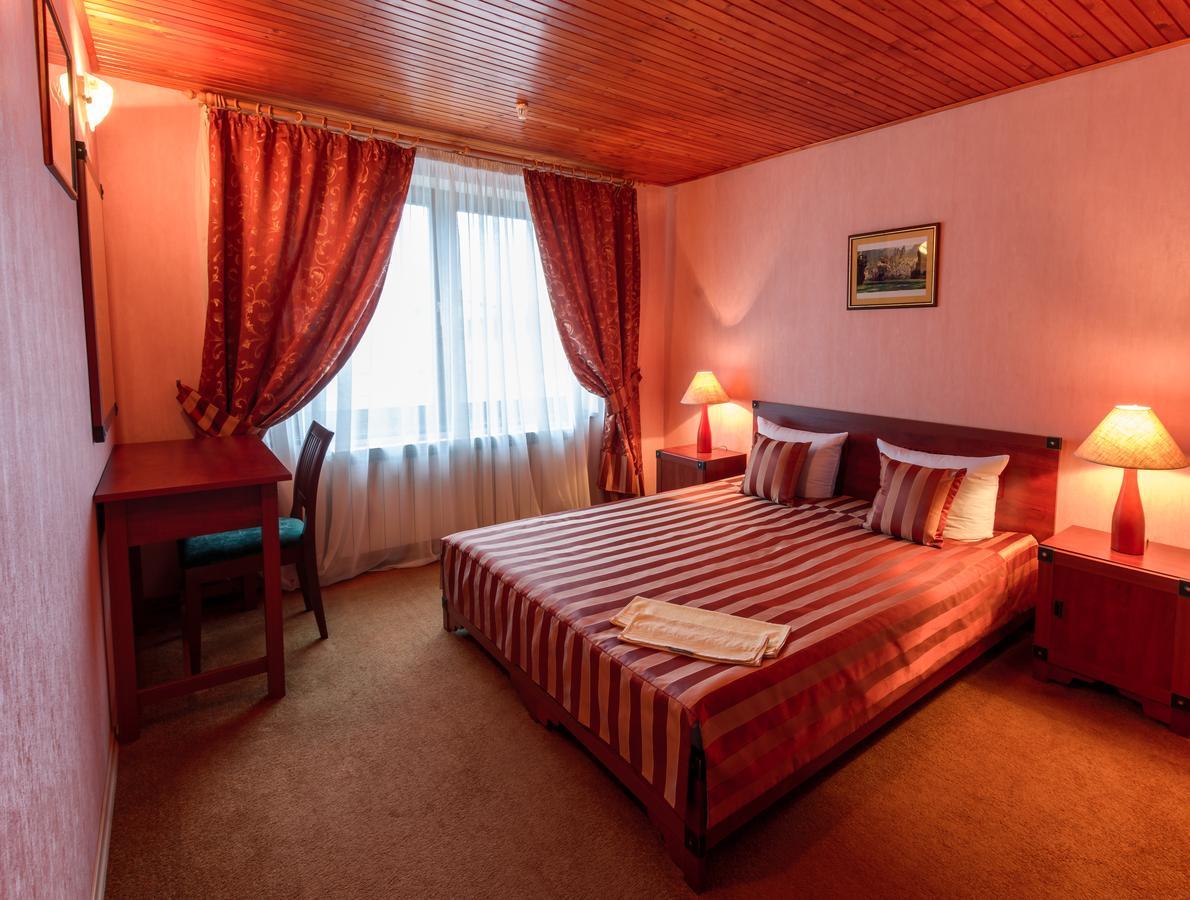 Letuchiy Gollandets Hotel Oezjhorod Buitenkant foto