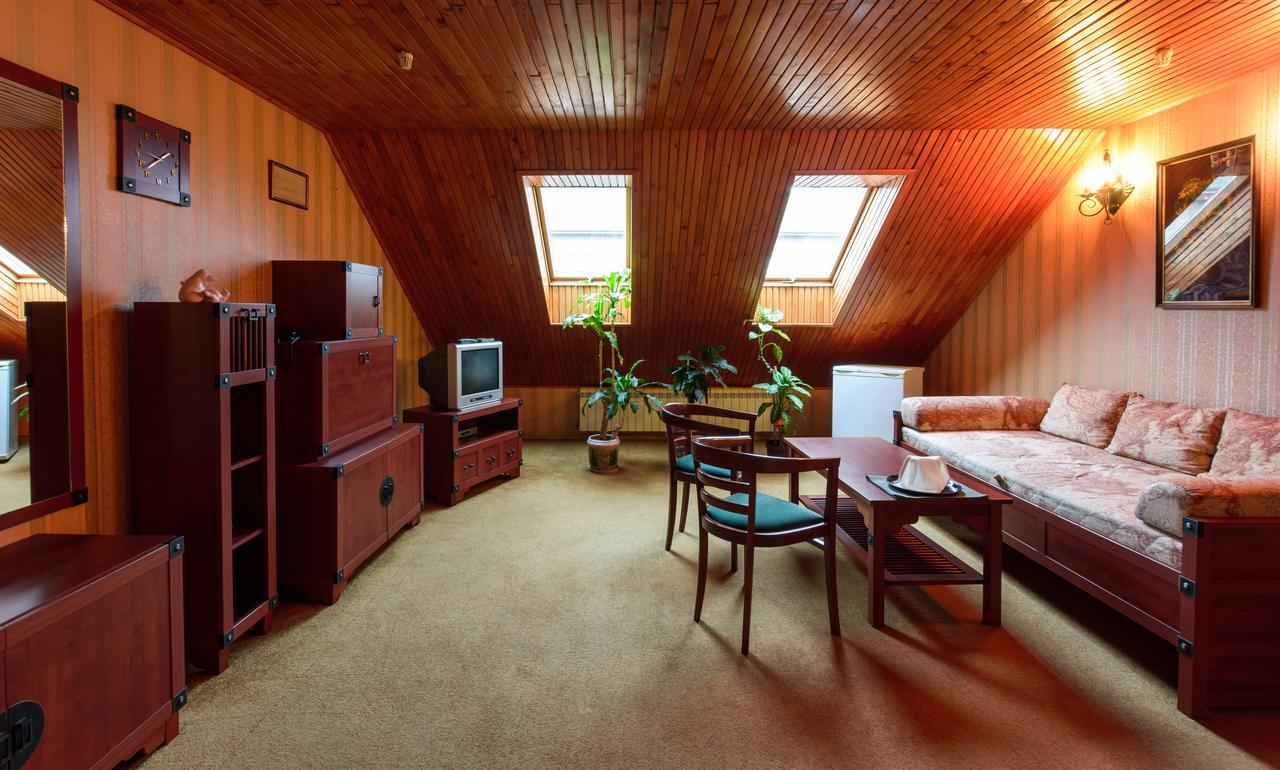 Letuchiy Gollandets Hotel Oezjhorod Buitenkant foto