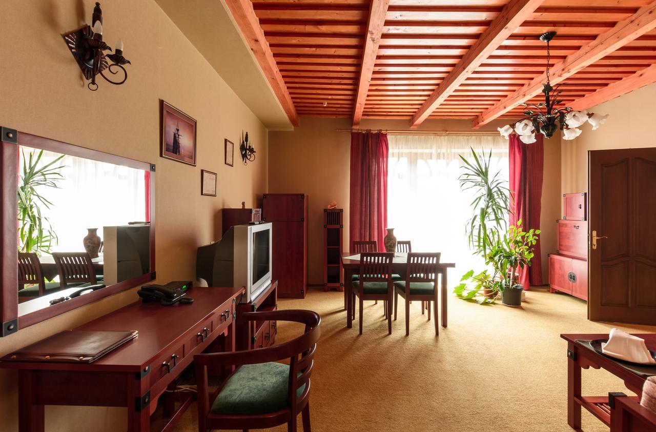 Letuchiy Gollandets Hotel Oezjhorod Buitenkant foto