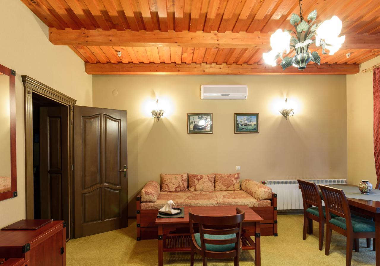 Letuchiy Gollandets Hotel Oezjhorod Buitenkant foto
