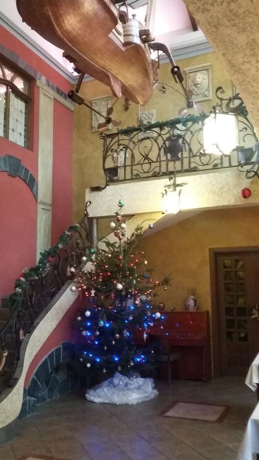 Letuchiy Gollandets Hotel Oezjhorod Buitenkant foto